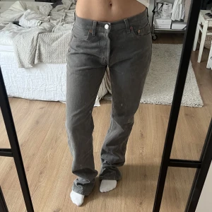 Levi’s jeans - Jättesnygga gråa vintage Levi’s jeans. Lågmidjade, raka 501:or i väldigt bra skick. Skriv för fler bilder💕