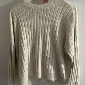 väldigt skön tröja ifrån Zara som inte finns att köpa längre längre 350kr + frakt strl M snabb affär uppskattas 