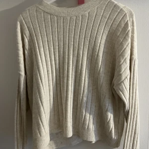 Stickad tröja  - väldigt skön tröja ifrån Zara som inte finns att köpa längre längre 350kr + frakt strl M snabb affär uppskattas 