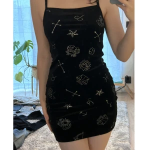 URBAN OUTFITTERS KLÄNNING - Klänning i fint skick💫  Materialet är sammet! Lite stretchig!