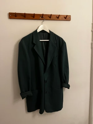 Smaragdgrön kavaj -  Köpt secondhand men såklart tvättad. Står ingen storlek i men skulle säga att det är en L. Har tagit ut axelvaddarna och sytt igen fodret. Har några små vita fläckar på ryggen men inget jag tycker man tänker på när den sitter på.