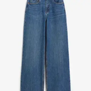 Högmidjade jeans med blå tvätt, endast använda ett fåtal gånger