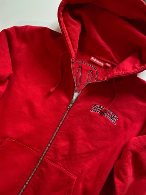 Supreme tröja  - Säljer min nästan helt nya supreme tröja använd ca 5 gånger. Säljer på grund av att den inte passar mig. Nypris: 3500 Säljs för 1100  pris kan diskuteras 