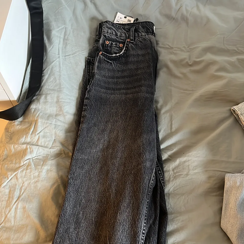 Raka zara jeans i storlek 34, aldrig använda med prislapp kvar. Köpta för 399 säljer för 100kr+frakt. Jeans & Byxor.