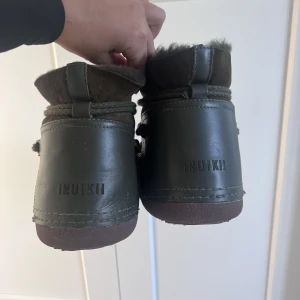 inuikii - säljer mina jätte fina gröna iniukki skor som är använd en vinter! fortfarande jätte fina då dom inte kom till användning så mycket 💚köpta för över 2000