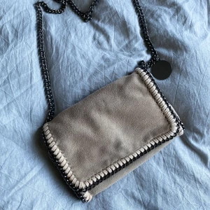 Stella mccartney liknande väska  - Säljer denna fina väska, den har inga defekter och är knappt använd, pris kan absolut diskuteras, hör av er vid frågor💋