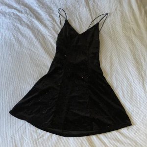 Klänning  - Svart glittrig jätte fin klänning, perfekt för semestrar. 