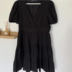 Zara klänning - Svart jättefin klänning från zara, säljer pågrund av att den tyvärr inte kommer till användning, den är knappt använd och i väldigt bra skicka