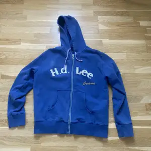 En Lee zip hoodie. Använd fåtal gånger och inga deffekter.
