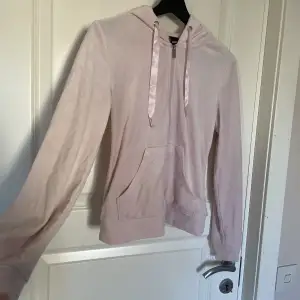 Zip-up hoodie i ljusrosa sammet💕  Lik juicy couture tröjorna✨  Storlek XS skulle säga att den är true to size✨ 