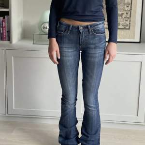 Säljer dessa as snygga jeans från crocker då de tyvärr blivit för små. Midjettmått 68 och innerbenslängd 85. De är i mycket bra skick, perfekt till hösten. Hör av er vid frågor! 