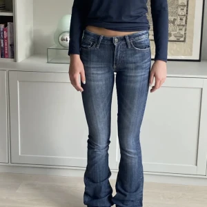 Lågmidjade jeans  - Säljer dessa as snygga jeans från crocker då de tyvärr blivit för små. Midjettmått 68 och innerbenslängd 85. De är i mycket bra skick, perfekt till hösten. Hör av er vid frågor! 