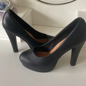 Svarta Klackar - Svarta klackar köpta på secondhand i Åre som jag aldrig använt men som har lite skavanker från den gamla ägaren. Skorna är köpta på Din Sko från början. Storlek 38. Pris går att diskuteras, kan skickas omgående. 