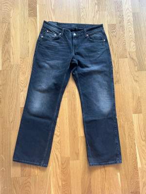 Svarta jeans från märket Weekday i stl 31/30. Modell ARROW low straight legs. Helt oanvända.