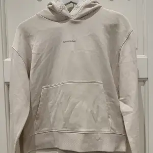 Supersöt hoodie från Calvin Klein i färgen ljusrosa/beige. Helt ny,aldrig använd, prislappen sitter kvar. Säljer pågrund av att den inte kommer till användning.  Priset går att diskuteras!