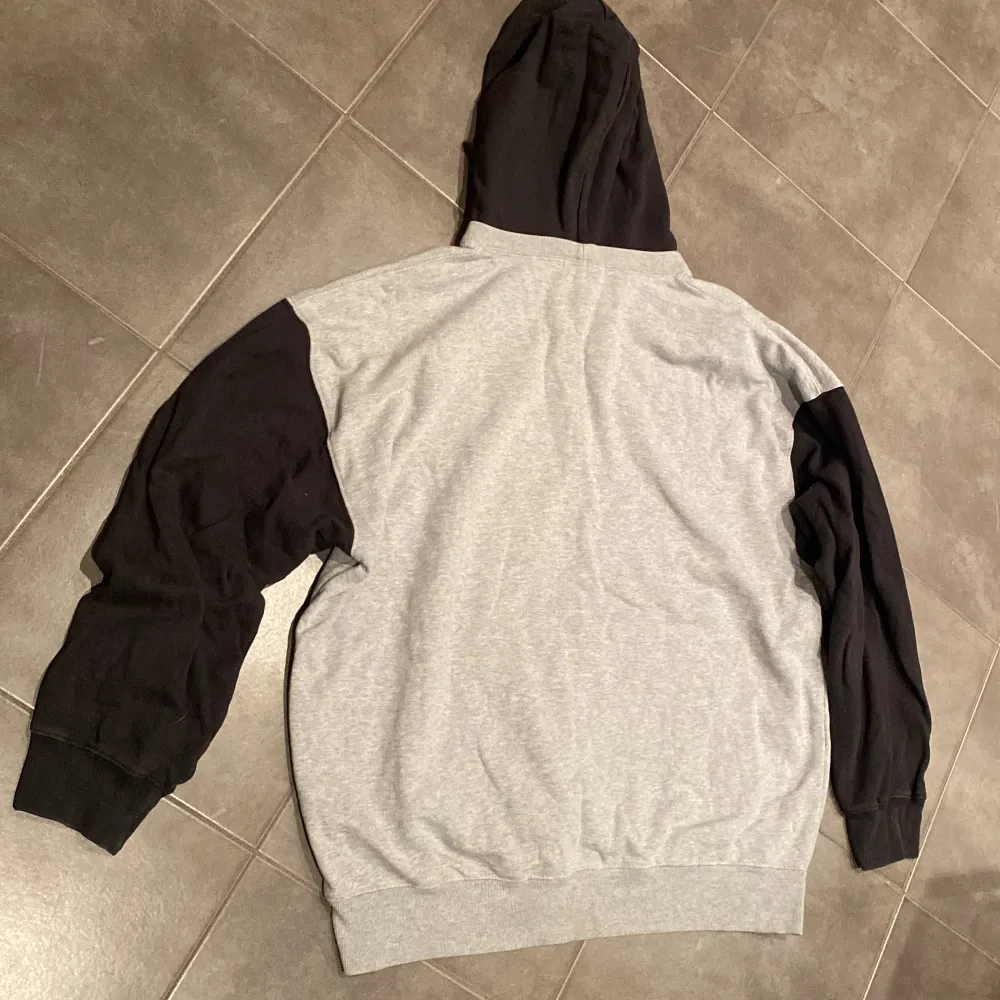 Brandy Melville oversized hoodie, gråmelerad med svarta armar och huva, fint skick, stl : Oversized/One size. Blusar.