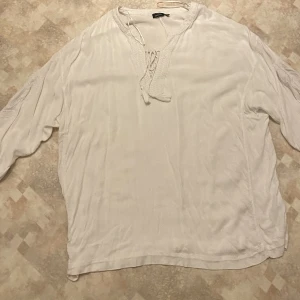 Blus/tröja  - Jättegullig blus/tröja i bra skick från Kappahl som jag köpt på secondhand. Säljer då den är för stor och för då den aldrig kommer till användning. Hittar inte på deras hemsida så vet ej nypris!