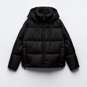 Vinterjacka  - Säljer denna snygga jackan från ZARA som inte kommer till användning längre finns lite defekter på snörena annars är den i jätte fint skick! Ny pris 599kr 