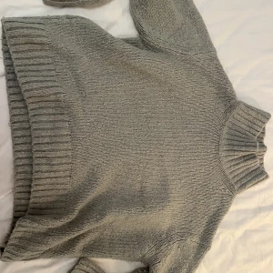 H&M tröja  - Säljer denna jätte fina gröna stickade H&M tröjan, lite nopprig men annars jätte fin 🤍🤍