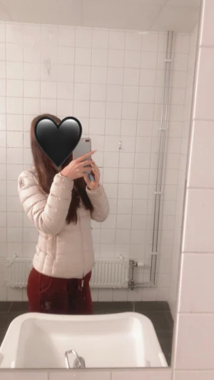 Para jumper Geena - Säljer min para jumper jacka modell Geena, har användt den en halv vinter/vår finns några fläckar som går bort men annars inget annat. Finns skan kod inne i jackan! Pris kan diskuteras