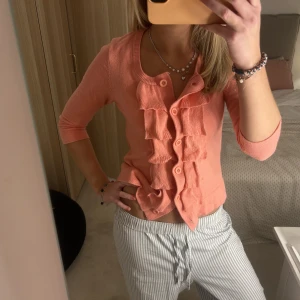 Kofta - Säljer världens snyggaste kofta i en så snygg korall färg 