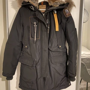 Parajumpers vinterjacka  - En varm dam vinterjacka från parajumpers i bra skick, Storlek Small, men kan även passa en medium, bud med rätt att neka. 