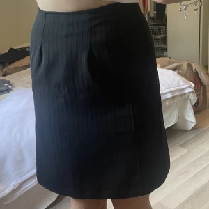 Kostymkjol - Kostymkjol i ribbat material, knälång och högmidjad 