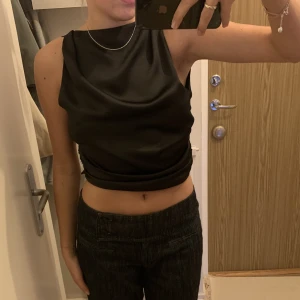 Siden topp - Så fin topp med öppen rygg! Perfekt för fest❤️ 