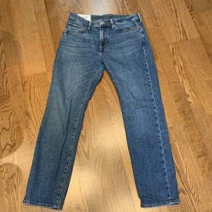 Jeans i regular fit, 10/10 skick knappt använda. Säljer pga för små för mig. 