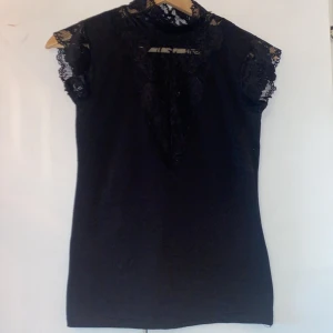 Stockholmsstil tröja  - Så snygg tröja från utomlands. Snygga detaljer vid halsen. Mycket finare i verkligheten. Storlek xs/s 