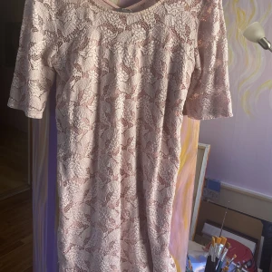 Klänning i ljusrosa. Spets.  - XL 
