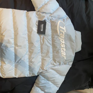 trapstar jacka  - trapstar jacka knappt andvänd sälj( äkta, kvitto finns)