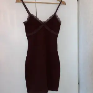 Aldrig använt, brun söt klänning i storlek xs men passar även S.