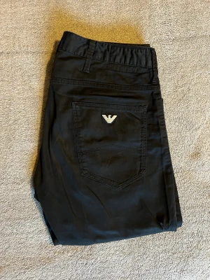 Armani Jeans - Hej, Säljer ett par finare Armani Jeans. Byxorna är jättebbra skick och knappt använda. Nypris 1600kr och alla taggar finns kvar!  Hör av dig för mer bilder eller frågor