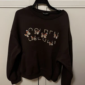 Harry Styles Sweatshirt  - Passar dig som har S/M. Använd några gånger, men i god skick. Harry styles inspirerad.