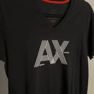 Hej! Säljer en finare tshirt från Armani Exchange i storlek S. Den är jättebra skick och slimfit i passform med V-neck.  Finns certifikat tröjan är äkta!  Hör av dig vid frågor