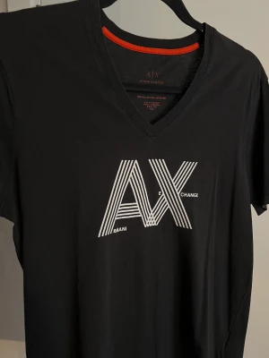 Armani Exchange T-shirt - Hej! Säljer en finare tshirt från Armani Exchange i storlek S. Den är jättebra skick och slimfit i passform med V-neck.  Finns certifikat tröjan är äkta!  Hör av dig vid frågor