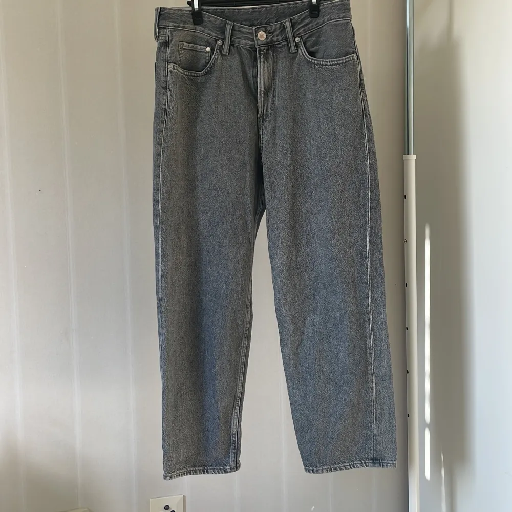 Ett par svarta H&M jeans. Byxorna är i Loose fit och i storlek 32/30. Jeansen är i utmärkt skick och har inga hål eller andra defekter. Hör av dig för fler bilder eller frågor.. Jeans & Byxor.