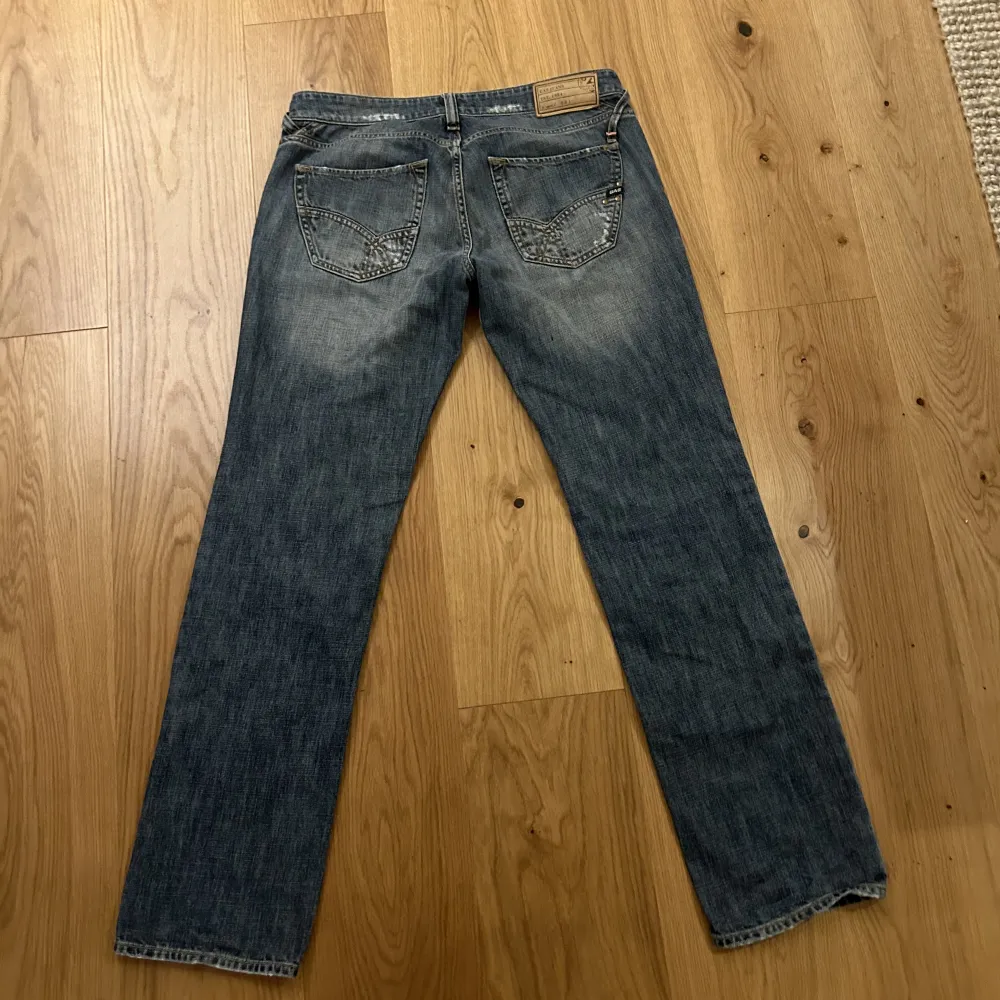 Lågmidjade jeans som sitter ganska straight. Passar mig som är 170cm. Kom privat för frågor!. Jeans & Byxor.