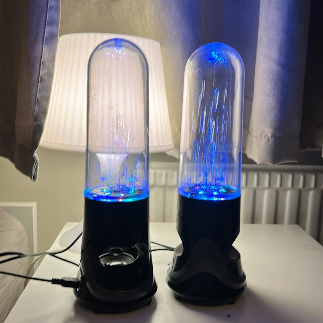 Högtalare med färg ”vatten” som spelar 