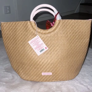 Juicy Couture väska - Säljer en strandväska från juicy couture som aldrig kommit till användning 🥳