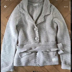 Kofta - En så mysig och fin kofta från odd molly som tyvärr inte kommer till användning💖Det sakna en knapp längst ner men inget man märker🫶🏼