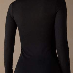 Säljer nu dela superfina och sköna Kashmir Intimissimi tröjan i färgen svart. Endast använd fåtal gånger och är i super bra skicka. Kontakta för köp och mer frågor💗😘
