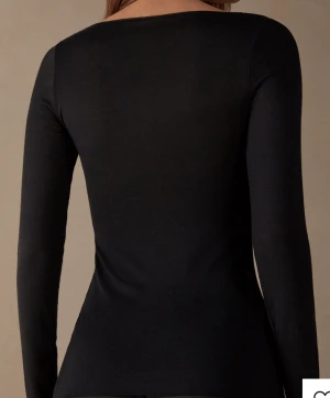 Intimissimi tröja  - Säljer nu dela superfina och sköna Kashmir Intimissimi tröjan i färgen svart. Endast använd fåtal gånger och är i super bra skicka. Kontakta för köp och mer frågor💗😘