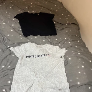 Tröjor - Säljer 2 tröjor som har används ett par gånger. Den svarta har en fläkt på som inte går bort och den grå har inga skador. Svarta storlek S och den grå storlek XSJag säljer dom för jag tar inte på mig dom. Båda för 30kr bara hämtning i Eskilstuna inte post