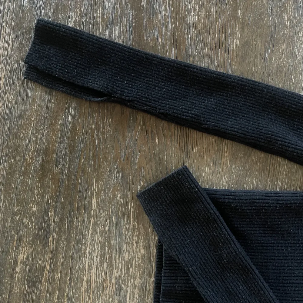 En svart tröja från bershka. Väldigt mjukt material. . Blusar.