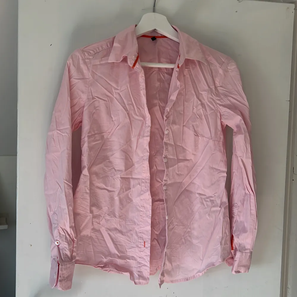 Rosa skjorta, köpt utomlands från märket STILE BENETTON. Tyvärr inte struken men väldigt fin när man strukit den. I nyskick. Stl 34. Skjortor.