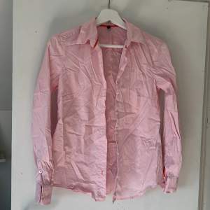 Rosa skjorta, köpt utomlands från märket STILE BENETTON. Tyvärr inte struken men väldigt fin när man strukit den. I nyskick. Stl 34