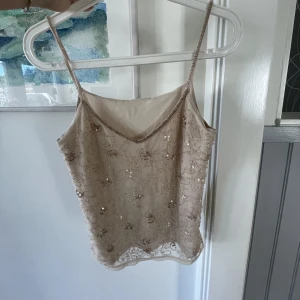 gulligt linne - super fint linne med glittriga detaljer!! inga defekter, storlek S