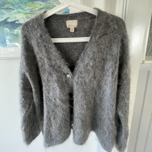 mohair kofta - super snygg kofta i mohair från H&M!! Använd 1-2ggr💘 storlek S